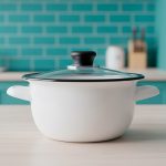 Olla Blanca en Peltre 24 cm con Tapa de Vidrio
